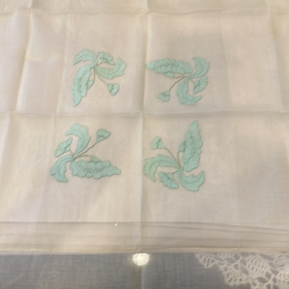 Vintage square table cloth with matching tea towels, 34x 32, - Picture 4 of 9